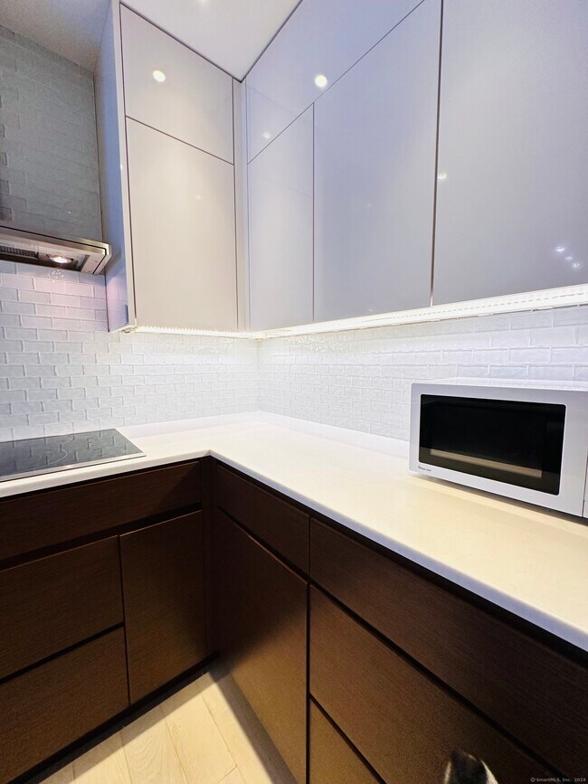 Building Photo - 7 Elm St