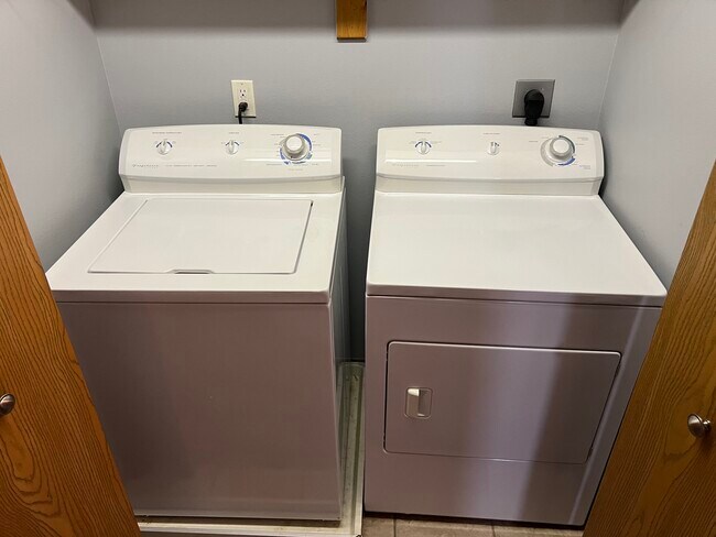 Building Photo - 450 Skare Rd