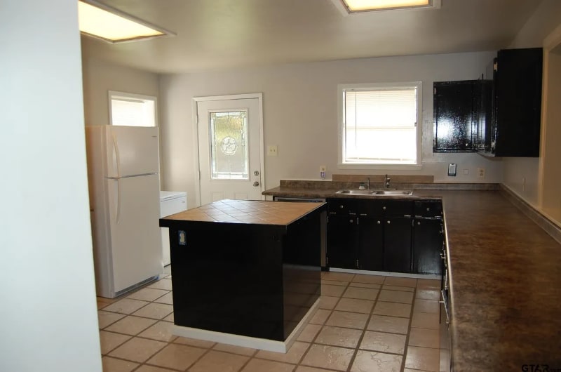 Building Photo - 16215 Carole Dr