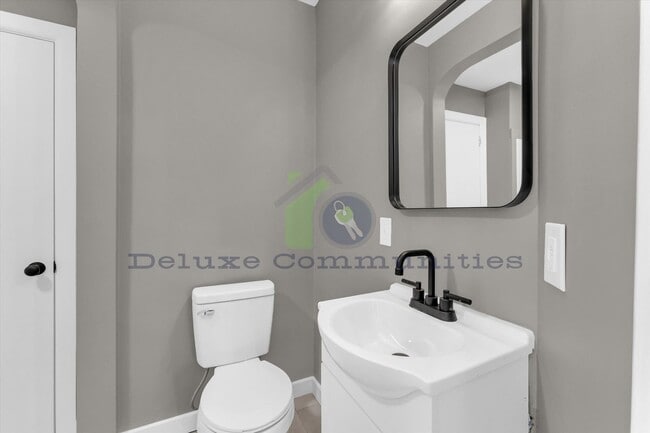 Building Photo - Rare 1-Bedroom Full Home – Big Kitchen, Ha...