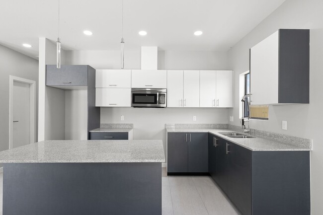 Building Photo - 2014 Summerland Ln