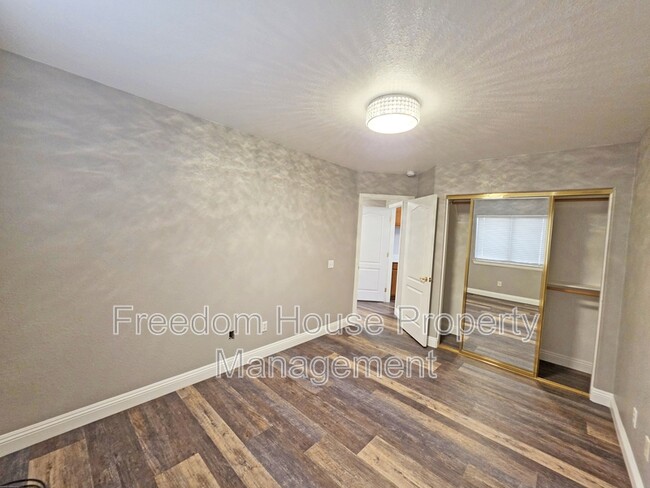 Building Photo - 3630 E Vineyard Dr N