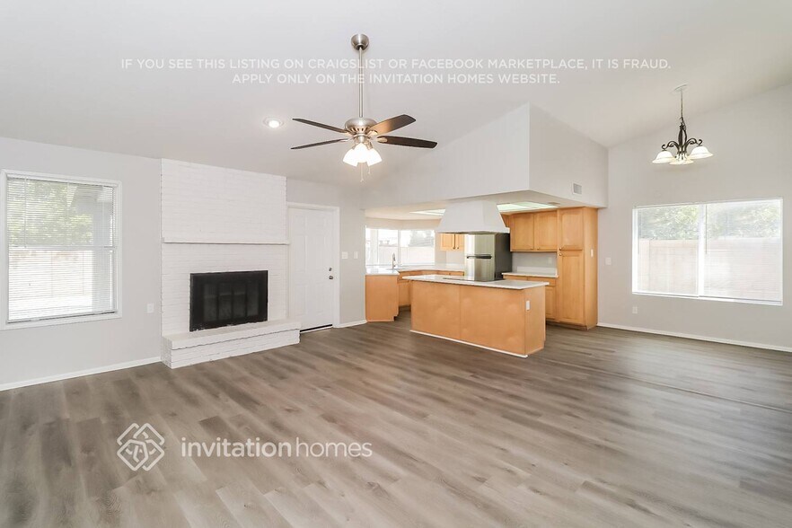 Building Photo - 6142 W Sunnyside Dr