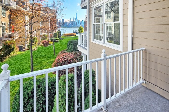 Building Photo - 453 Albany Ct