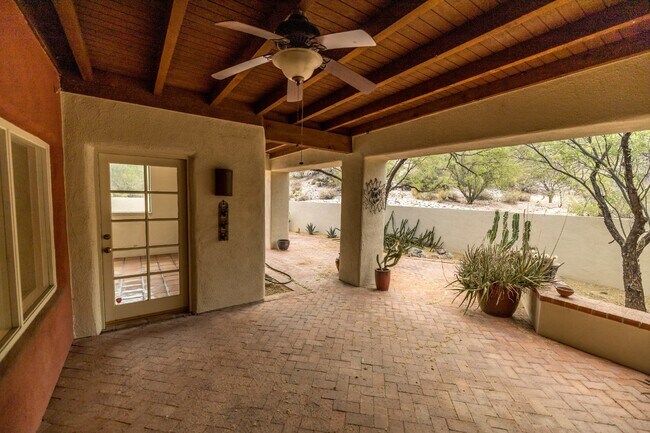 Building Photo - Single Story Foothills Home!