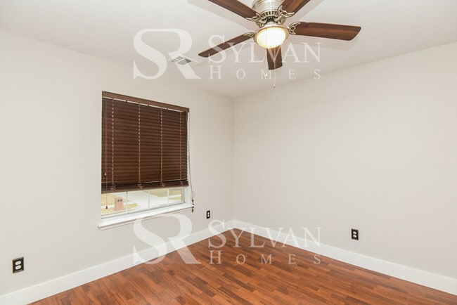 Building Photo - Spacious 4 bedroom 2.5 Bath Home for You