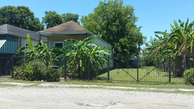 Building Photo - 1636 Monroe St