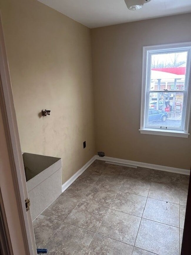 Building Photo - Spacious 2nd floor 3 Bedroom Apartment