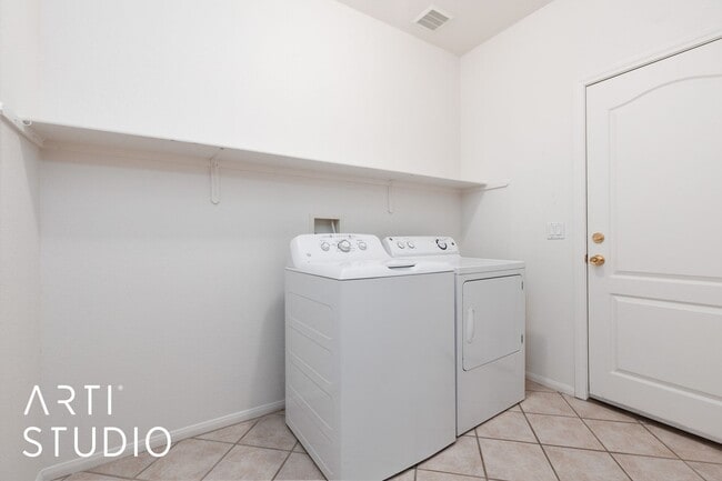 Building Photo - ***Sunset Greens 3 Bedroom 2 Bath Unfurnis...