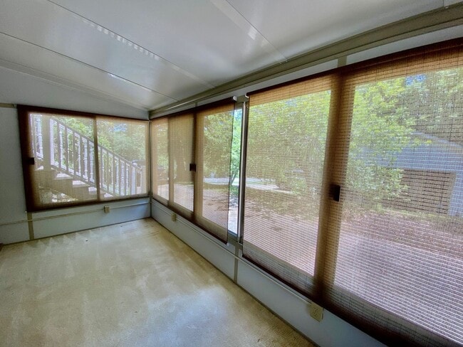 Building Photo - South AVL - Spacious 1/1 Apt with Sunroom!