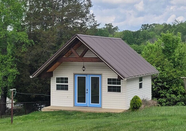 Building Photo - Tri level 3b/2b Home with fenced in back y...