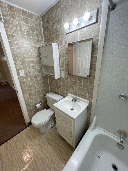 Building Photo - 329 Hemlock Dr