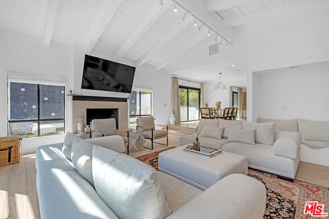 Building Photo - 2121 El Roble Ln