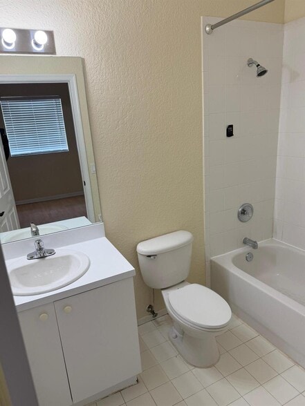 Building Photo - 8839 S Isles Cir