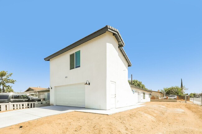 Building Photo - Spacious 3BR/2BA Home with Open Floor Plan, Garage & Washer/Dryer