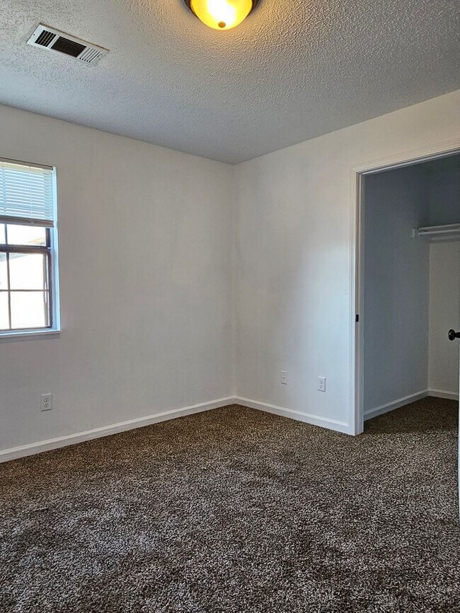 Building Photo - 1544 Diuguid Dr