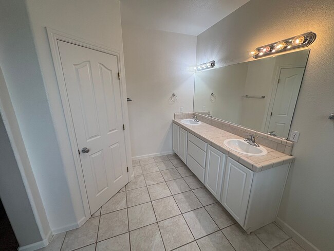 Building Photo - Spacious NW Visalia home Near Shopping Center Available Now!