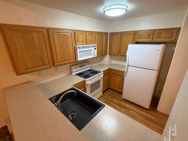 Building Photo - Beautiful 3-Level Corner Unit Condo with Garage