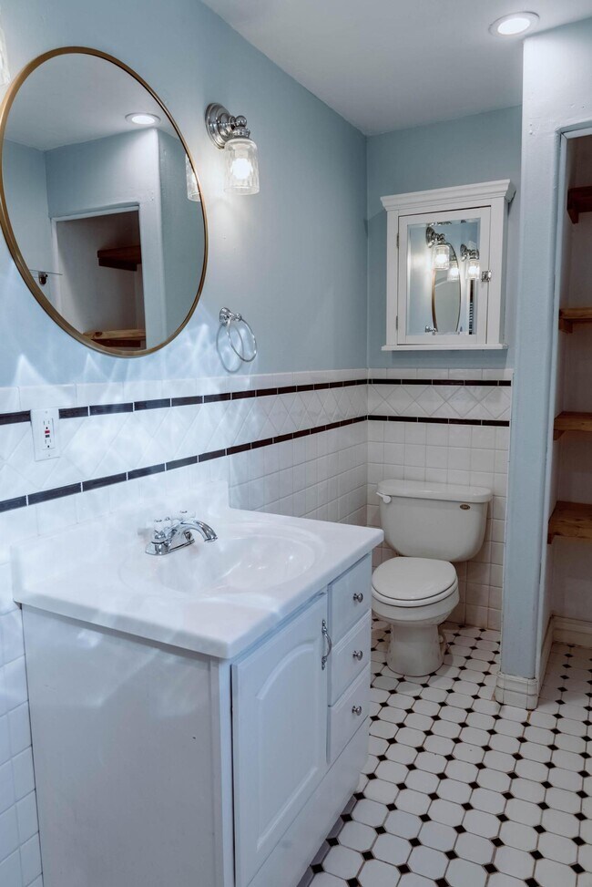 Building Photo - 620 W Willamette Ave