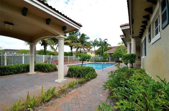 Building Photo - 6055 SW 19th Ct