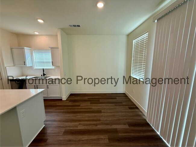 Building Photo - Gorgeous 4 Bed/2 Bath SW Bakersfield Home ...