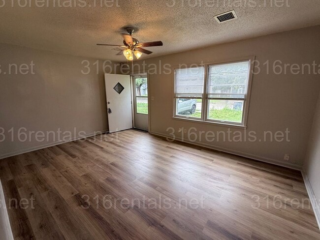 Building Photo - $995 - 3 bedroom / 1 bathroom - Single Fam...