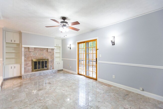 Building Photo - 2bd Townhome in the Heart of Tucker