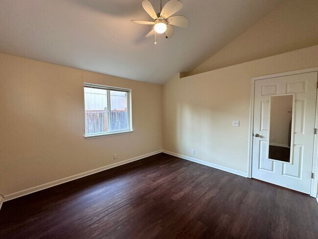 Building Photo - 6204e