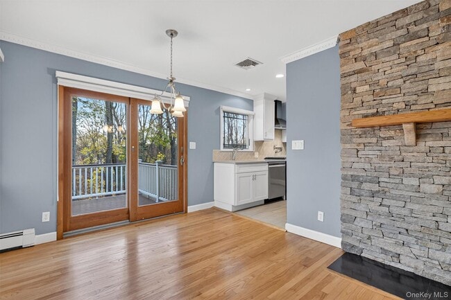 Building Photo - 350 Spring St