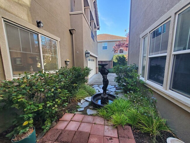 Building Photo - STUNNING SPACIOUS 5 BEDROOM HOME IN CONCOR...