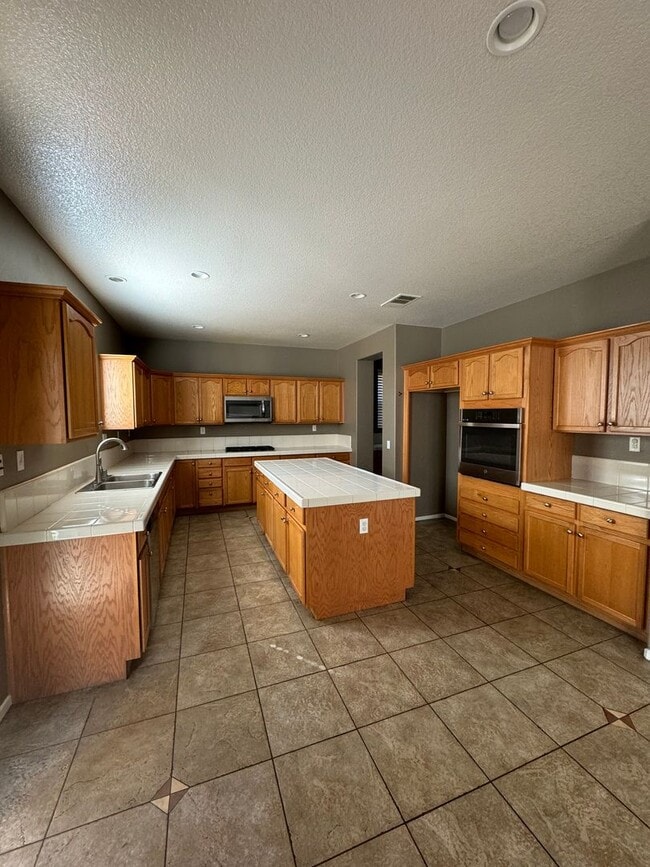 Building Photo - Beautiful Home in the Heart of Perris