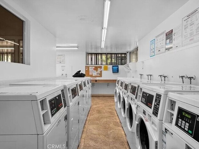 Building Photo - 1 Bedroom Condo within gated complex in Playa del Rey