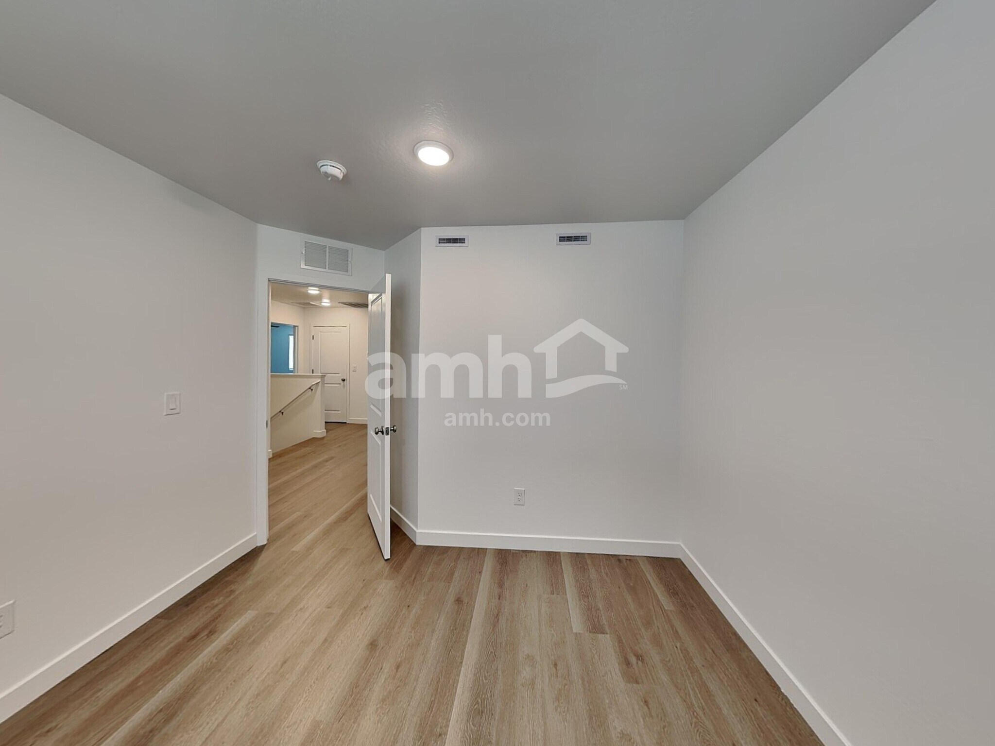 Building Photo - 9752 W Parkway Dr