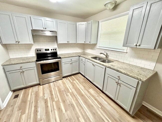 Building Photo - 3902 Lakeview Dr NW