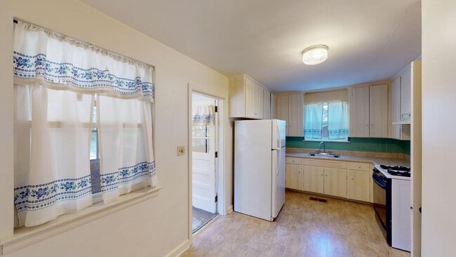 Building Photo - Cute 3 bedroom, 1 bath home tucked in a quiet cul-de-sac