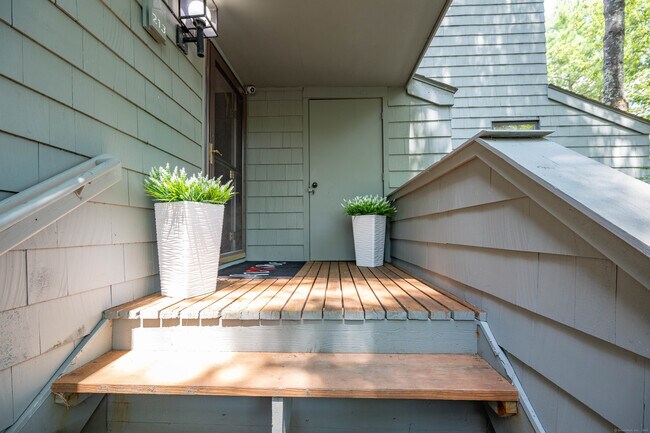 Building Photo - 213 Ledge Dr