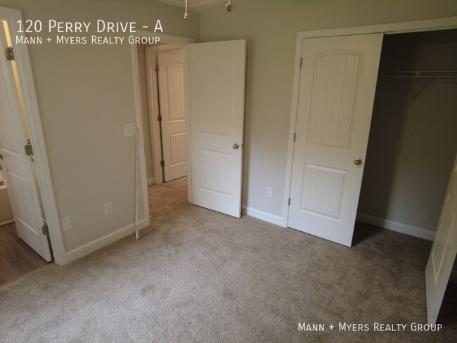 Building Photo - 120 Perry Dr