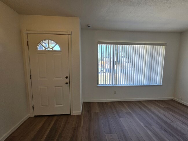 Building Photo - 3-bedroom single story in east Modesto nei...
