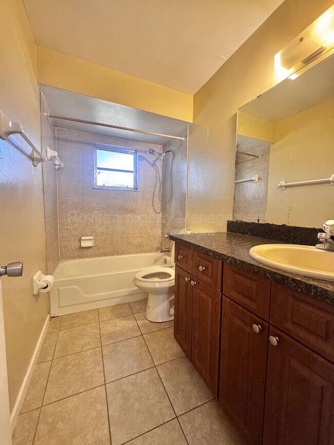 Building Photo - 154 La Paz Dr