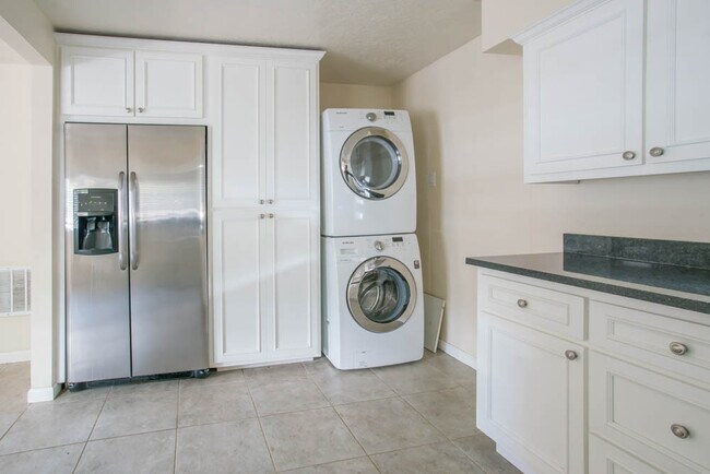 Building Photo - 1846 Henry Cir SW