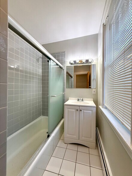 Building Photo - 19 Roberts St