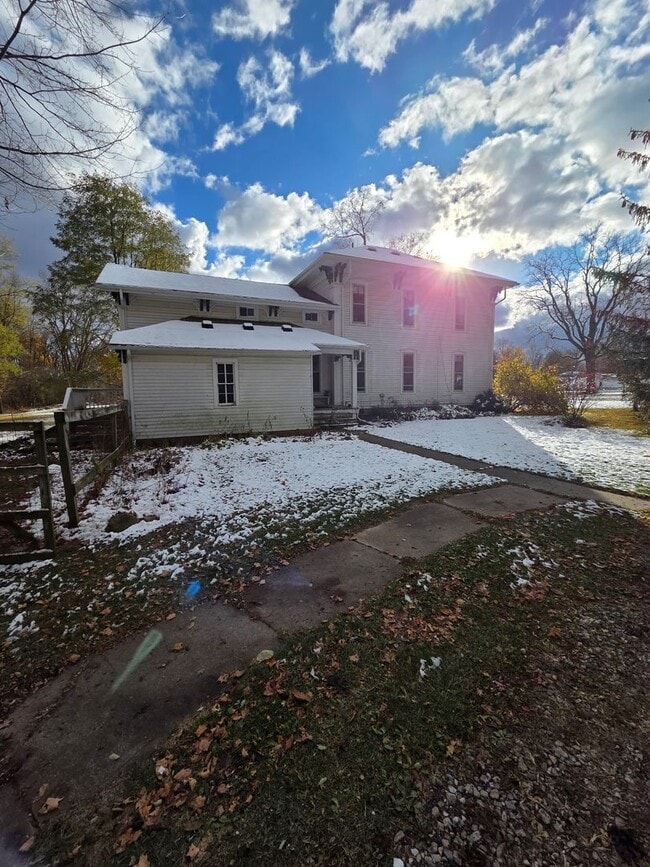 Building Photo - 4 Bed 2 Bath