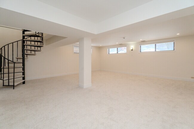 Building Photo - 2740 W Farragut Ave