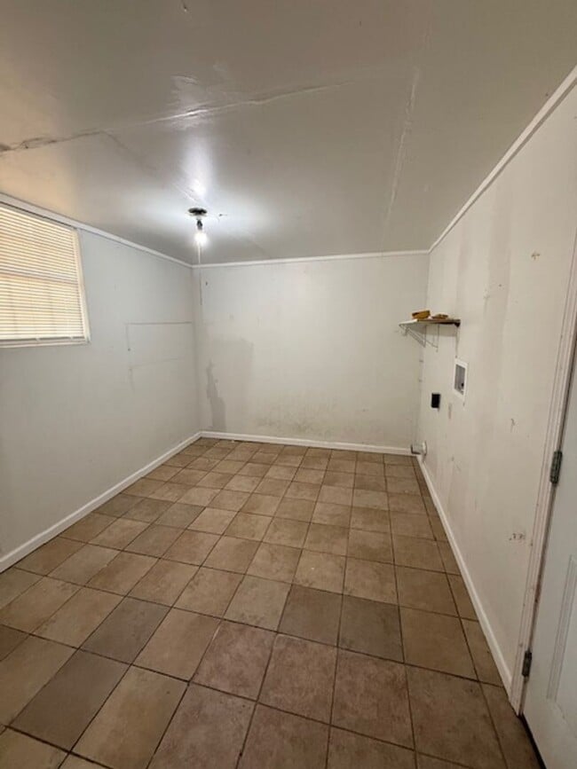 Building Photo - Super cute Home!