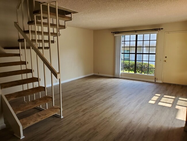 Building Photo - EASTER WAY - LOCATED NEAR UCSD IN UTC!  MO...
