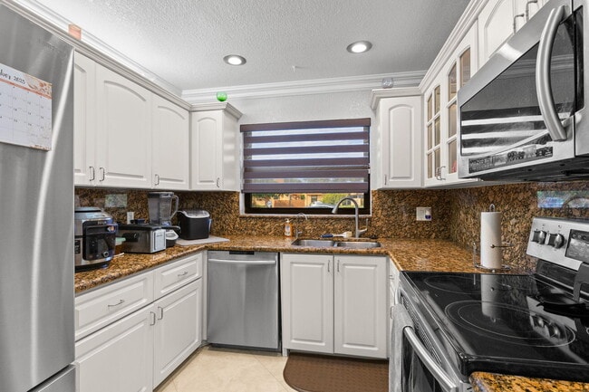 Building Photo - 9119 Limetree Ln