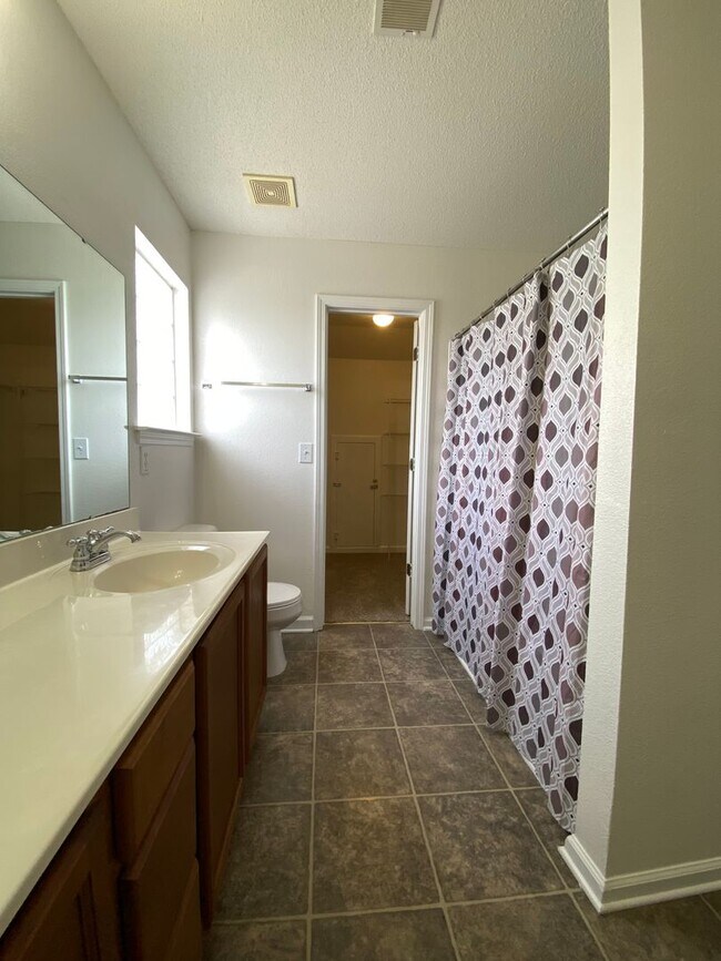 Building Photo - Adorable 3 Bedroom 3 Bath in Preston Green