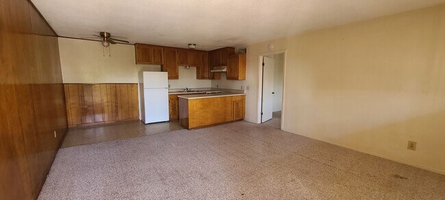 Building Photo - One Bedroom One Bath Apartment