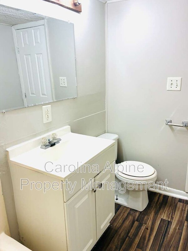 Building Photo - 405 S Oak St