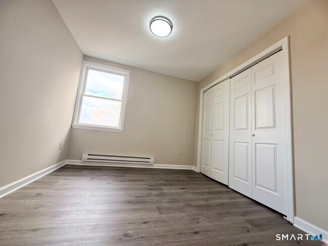 Building Photo - 3 Maple St